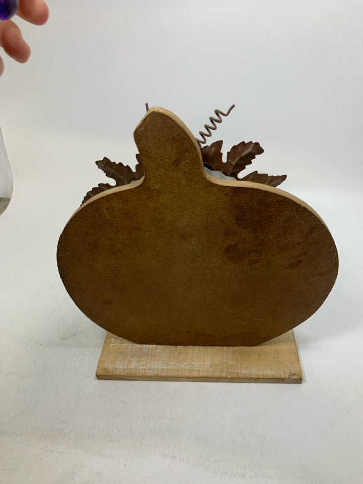 WHITE WASHED PUMPKIN W/ GALVANIZED DETAILS DECOR.