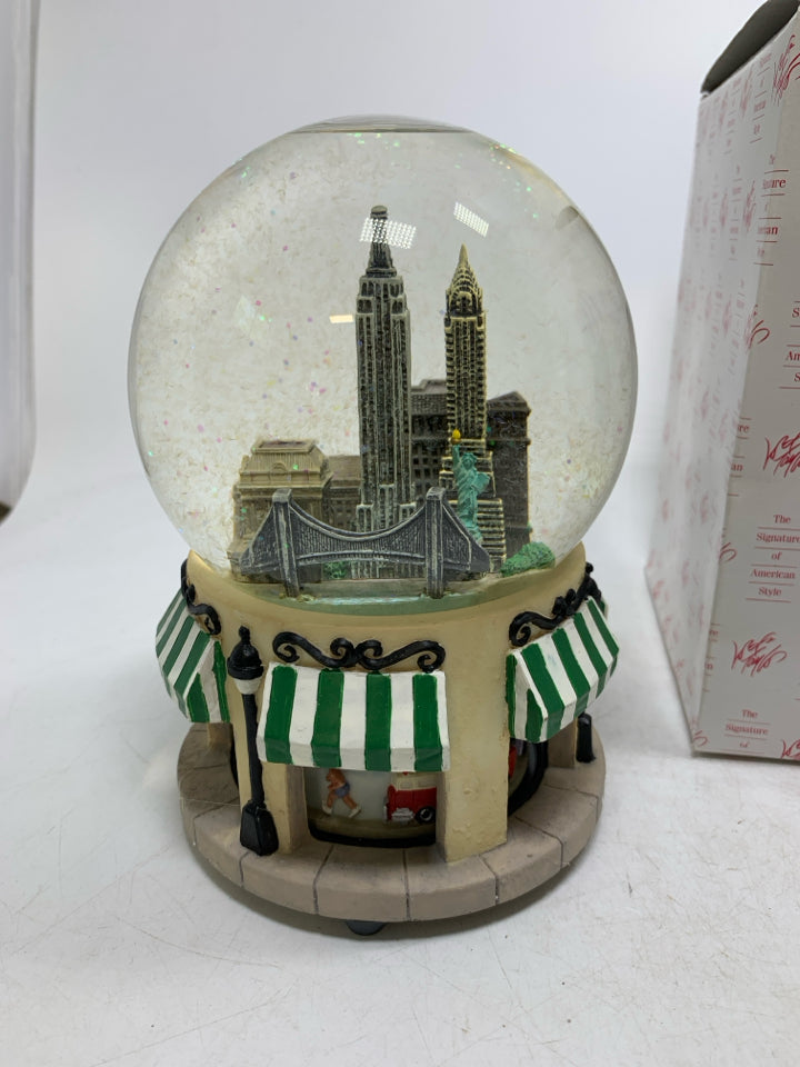 NIB LORD AND TAYLOR NEW YORK MUSICAL SNOW GLOBE.