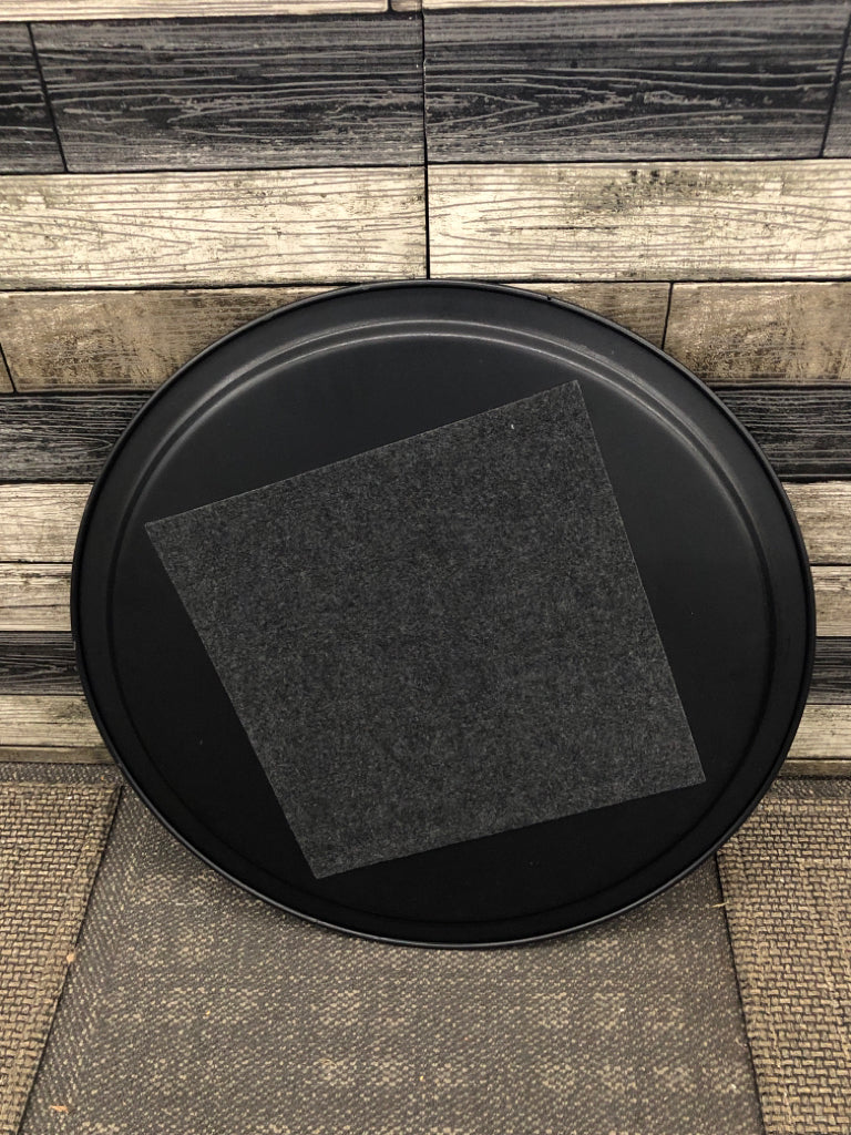 BLACK METAL BASKET SIDE TABLE.