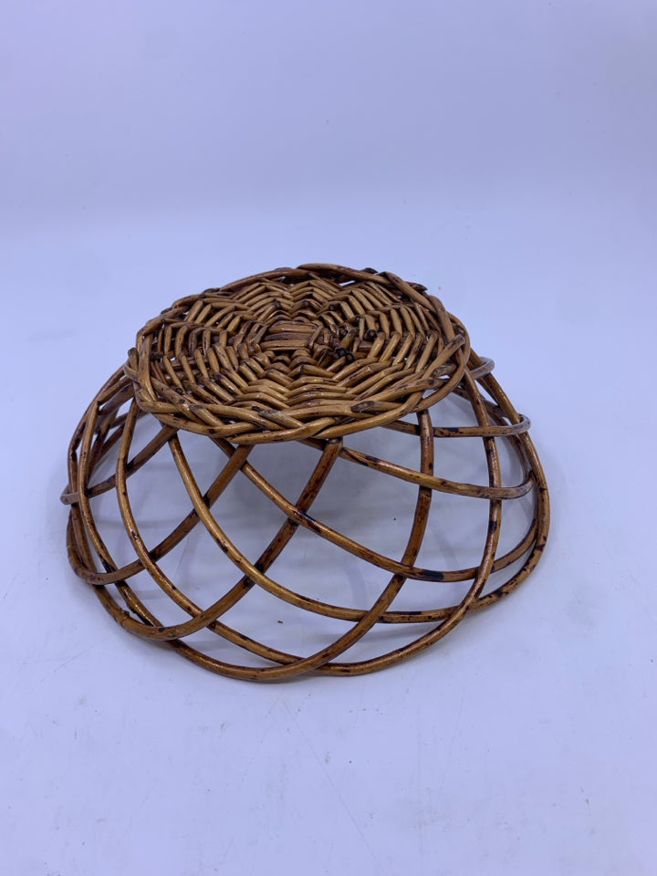 SMALL LACE ROUND BASKET.