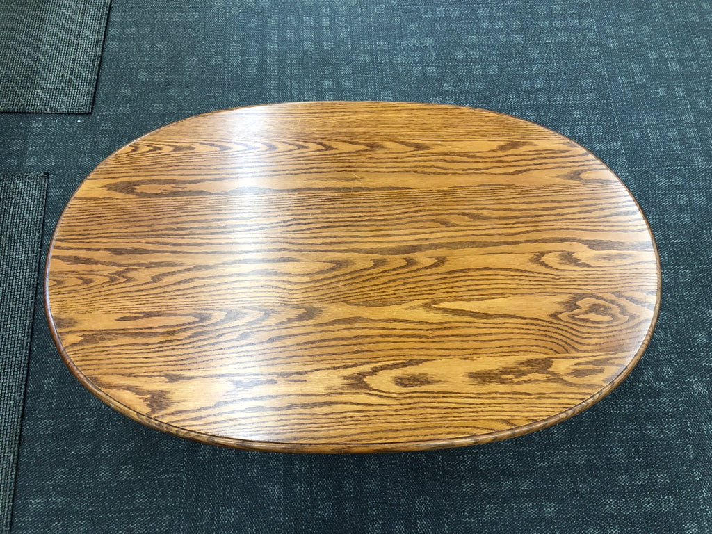 OVAL WOOD COFFEE TABLE W/CURVED LEGS.