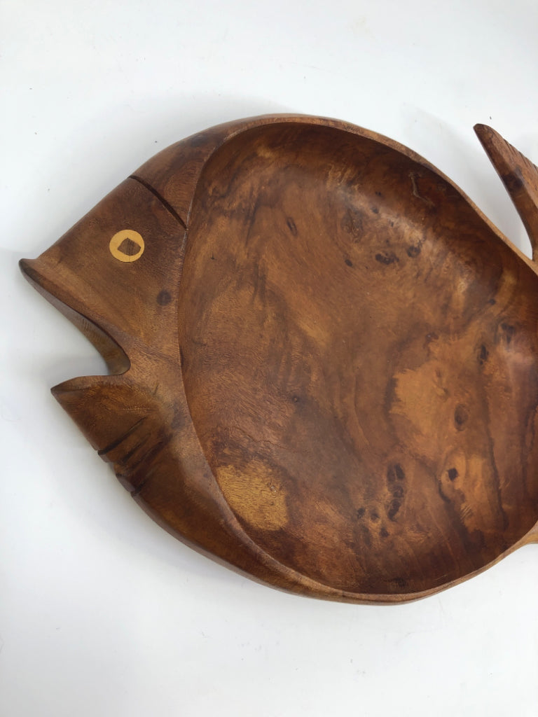 WOOD FISH SHAPED TRAY.