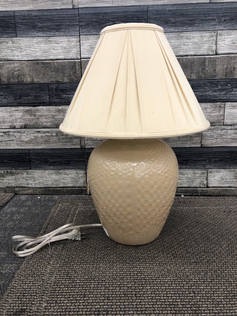 VTG TAN TEXTURED HAEGER POTTERY LAMP W/TAN SHADE.