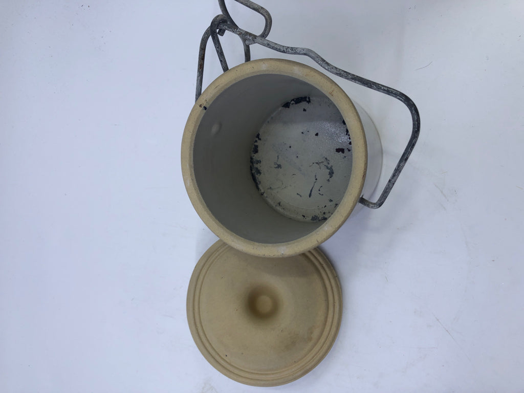 CREAM CROCK W METAL CLASP.