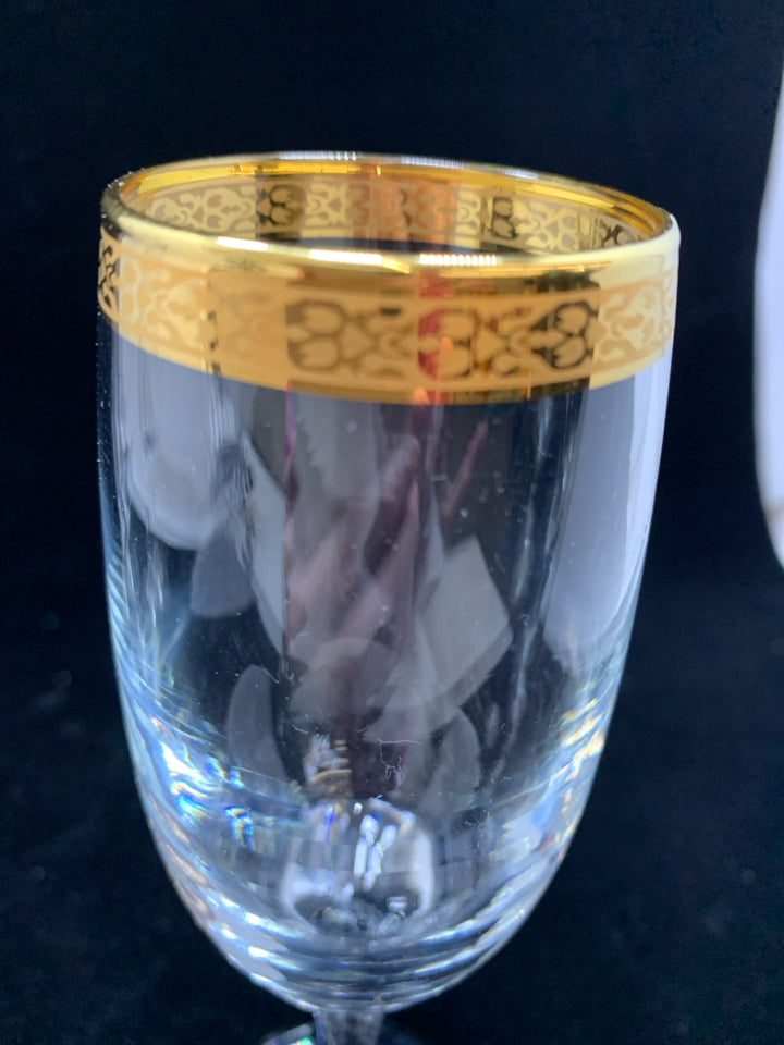 4 GOLD RIMMED GLASS CHAMPAGNE FLUTES.