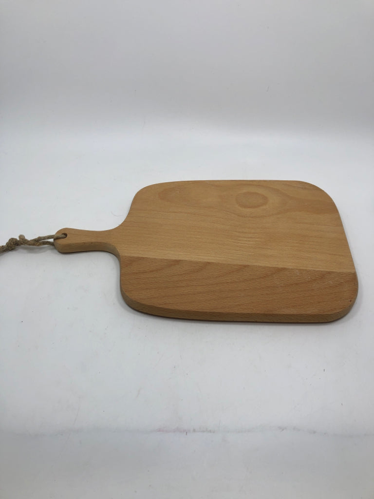 WOODEN CUTTING BOARD W/ETCHED FLOWERS.