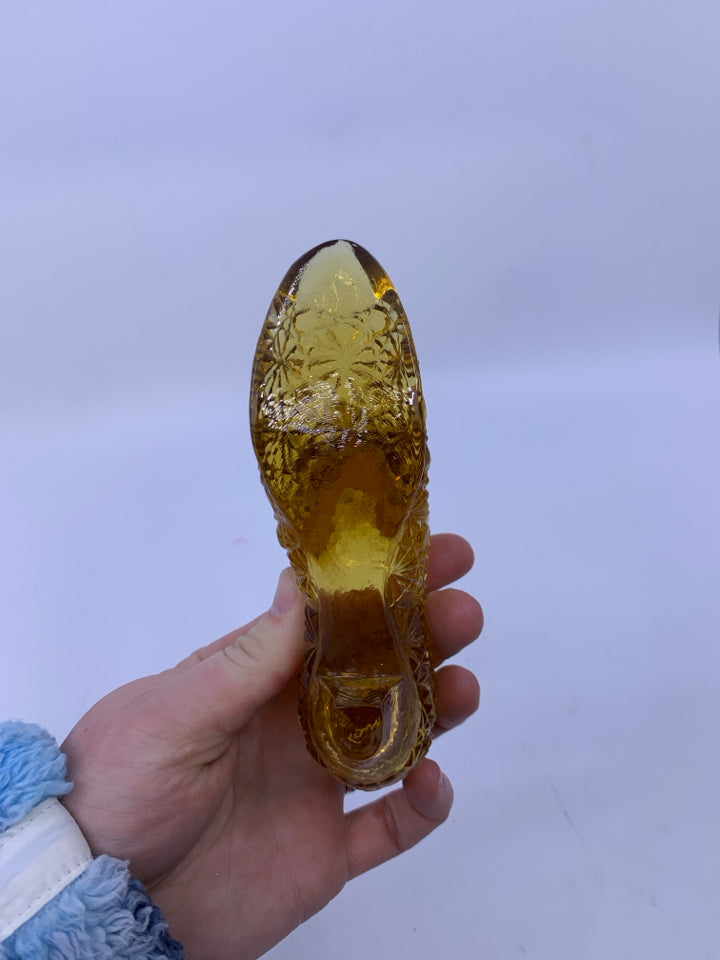 VTG YELLOW TEXTURED GLASS HEELED SHOE.