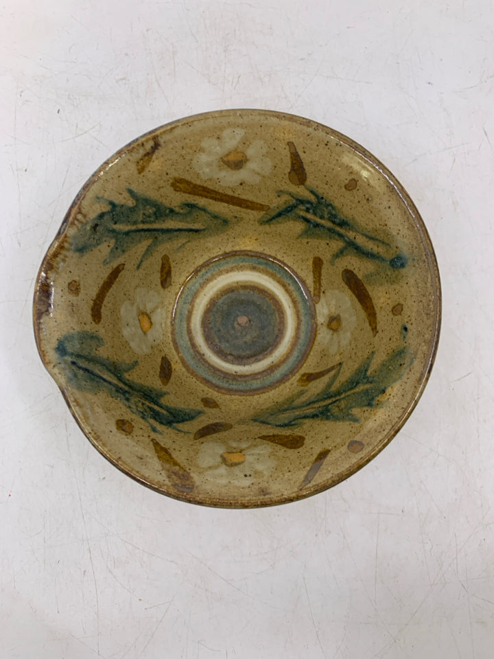 SMALL TAN BOWL W/ SPOUT FLOWER DETAIL.