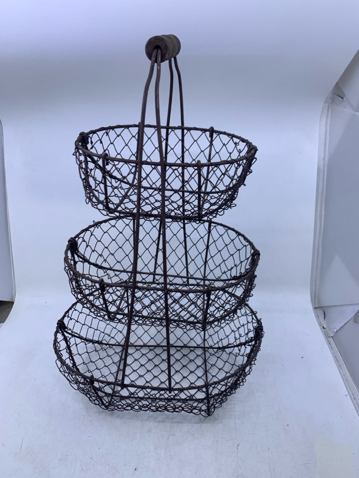 BROWN 3 TIER CHICKEN WIRE STANDING BASKET.