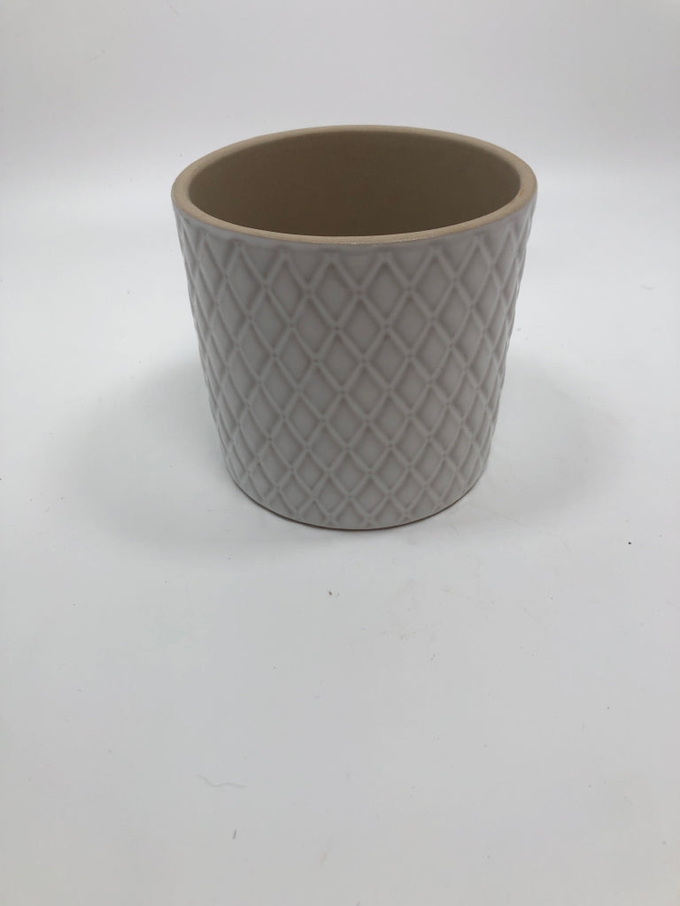 WHITE TEXTURED CERAMIC PLANTER.