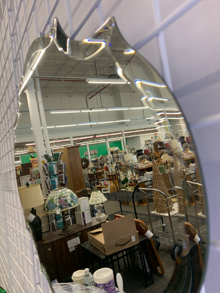 OVAL WALL MIRROR W/SCALLOP EDGE.