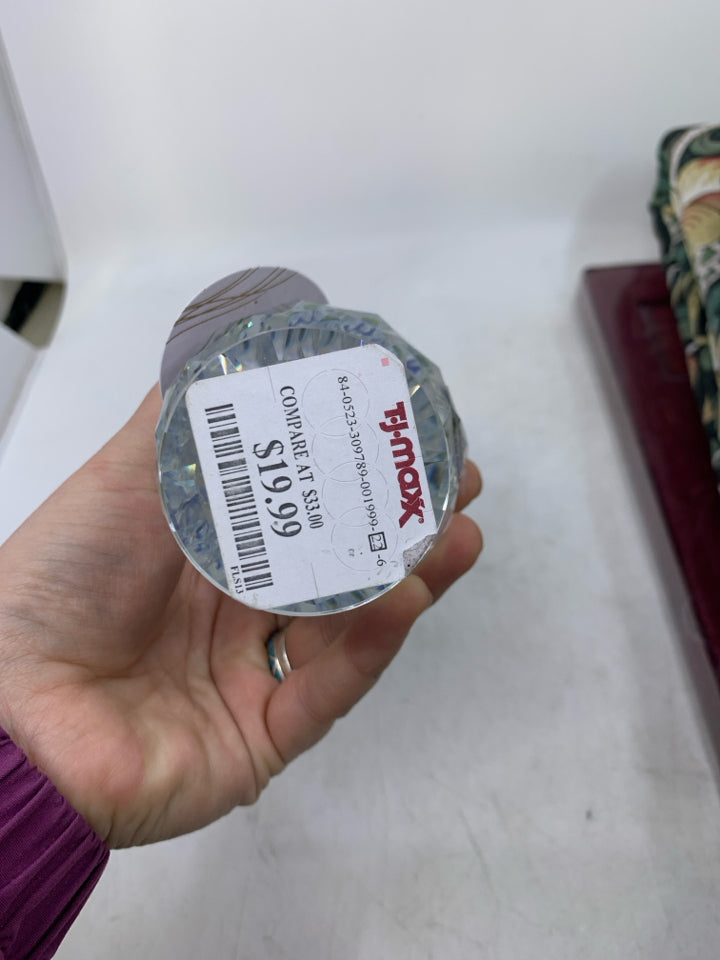 GLASS VASE W/ BLUE ROSE BOUQUET.