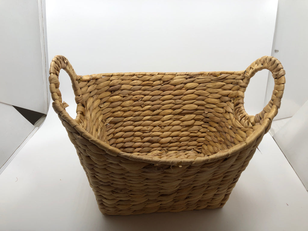 WOVEN WICKER OVAL BASKET W/HANDLES.