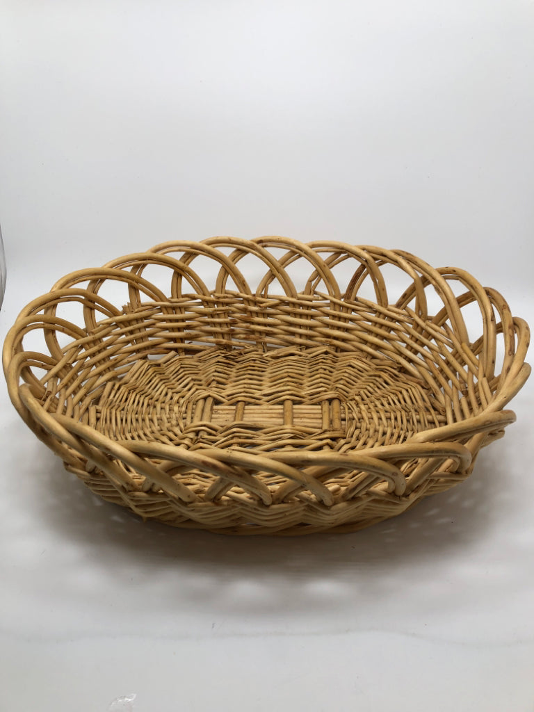 OVAL WICKER BASKET W/WOVEN LOOP RIM.