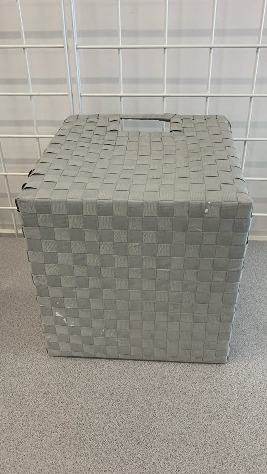 GREY WOVEN PLASTIC STORAGE CUBE.