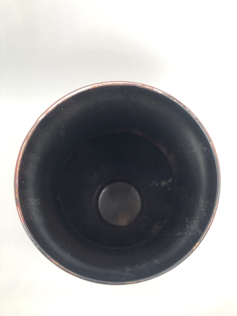 BLACK/RED VASE W/FLARED TOP.