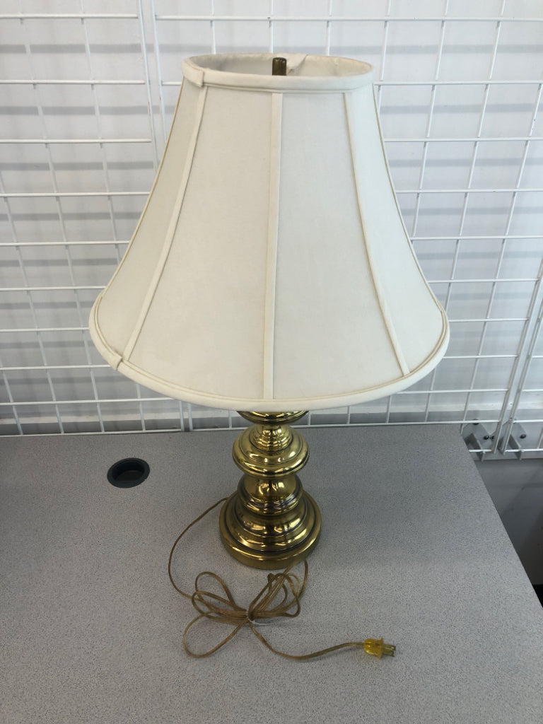 MULTI-TIERED BRASS TABLE LAMP W/WHITE DRUM SHADE.