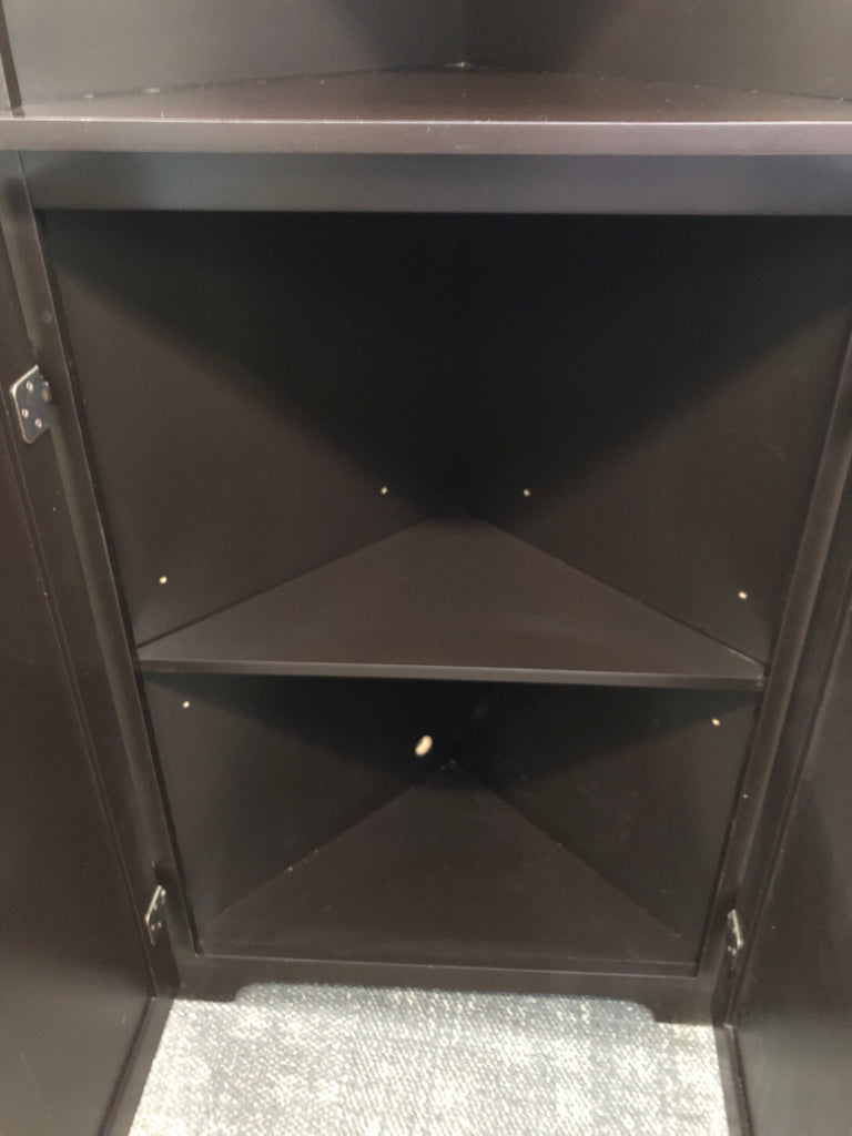 3 SHELVES AND DOORS CORNER UNIT.