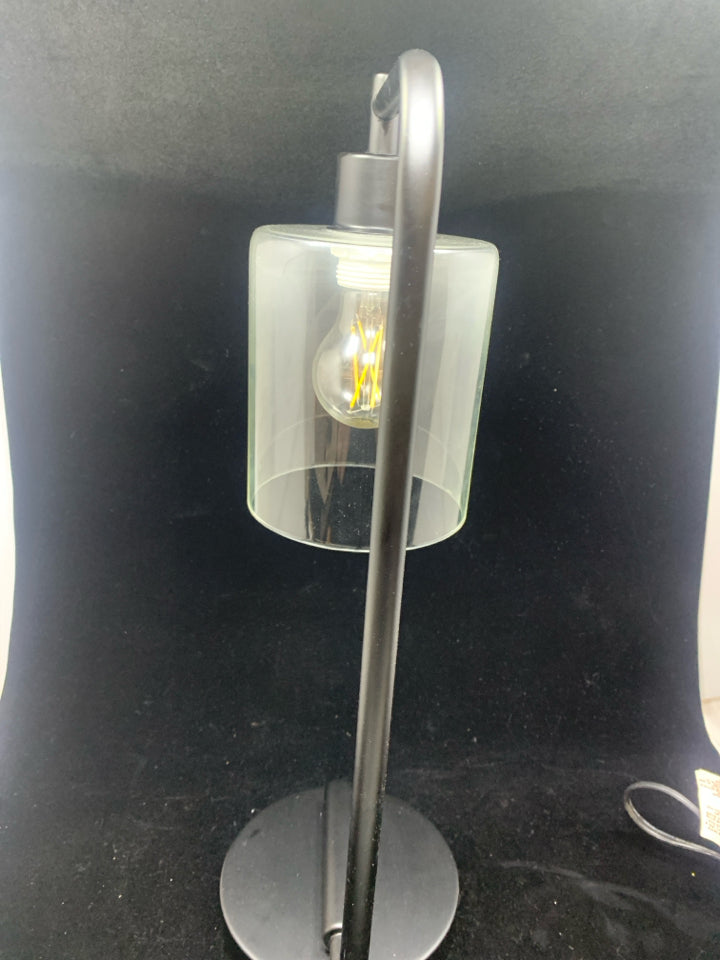 INDUSTRIAL STYLE BLACK METAL TABLE LAMP.
