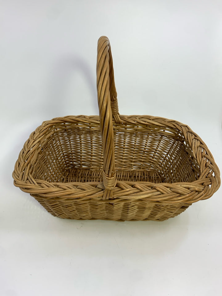 RECTANGLE WOVEN BASKET W/HANDLE.
