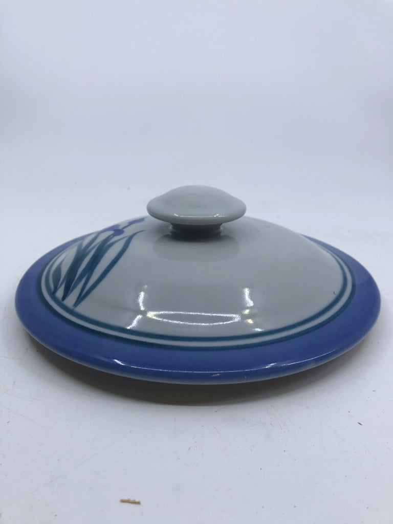 BLUE HEAVY POTTERY CIRCLE CASSEROLE DISH W/ LID BLUE FLOWER DETAIL.