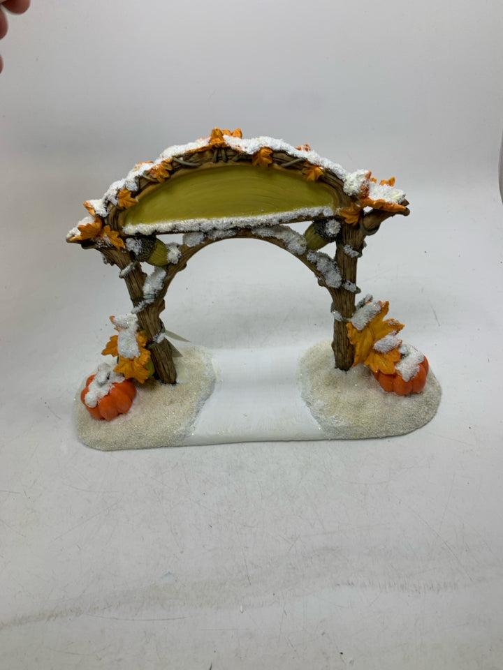 NWT CHARMINGTAILS VILLAGE ARCHED SIGN SQUASHVILLE.
