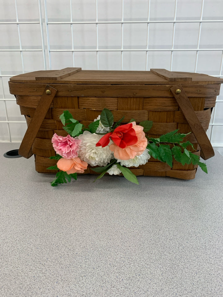 FLORAL PICNIC BASKET W/ CREAM & BROWN PLATES & MUGS SERVICE FOR 4.
