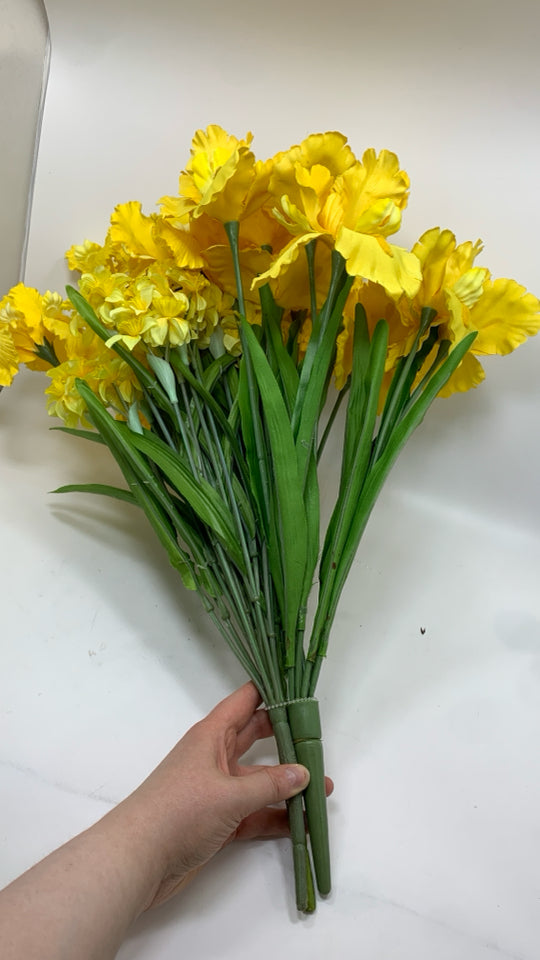FAUX DAFFODIL BOUQUET.