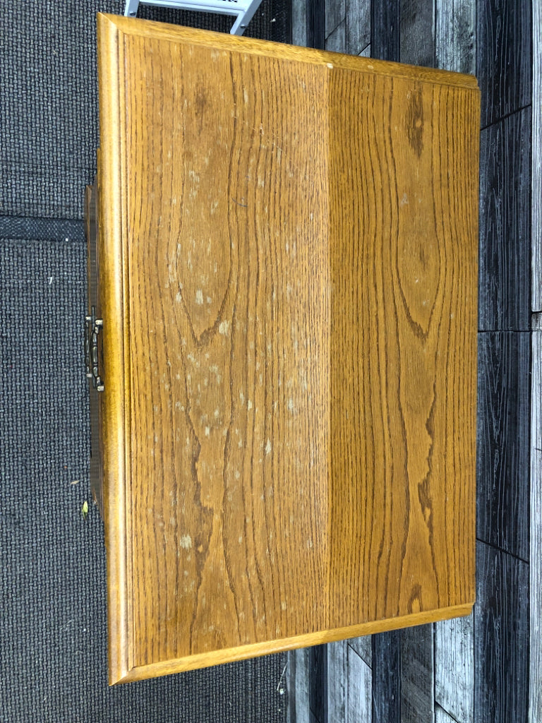 2 DRAWER OAK NIGHTSTAND.