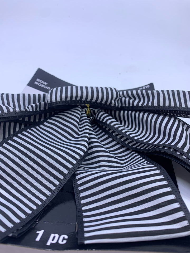 NIP BLACK WHITE STRIPPED BOW