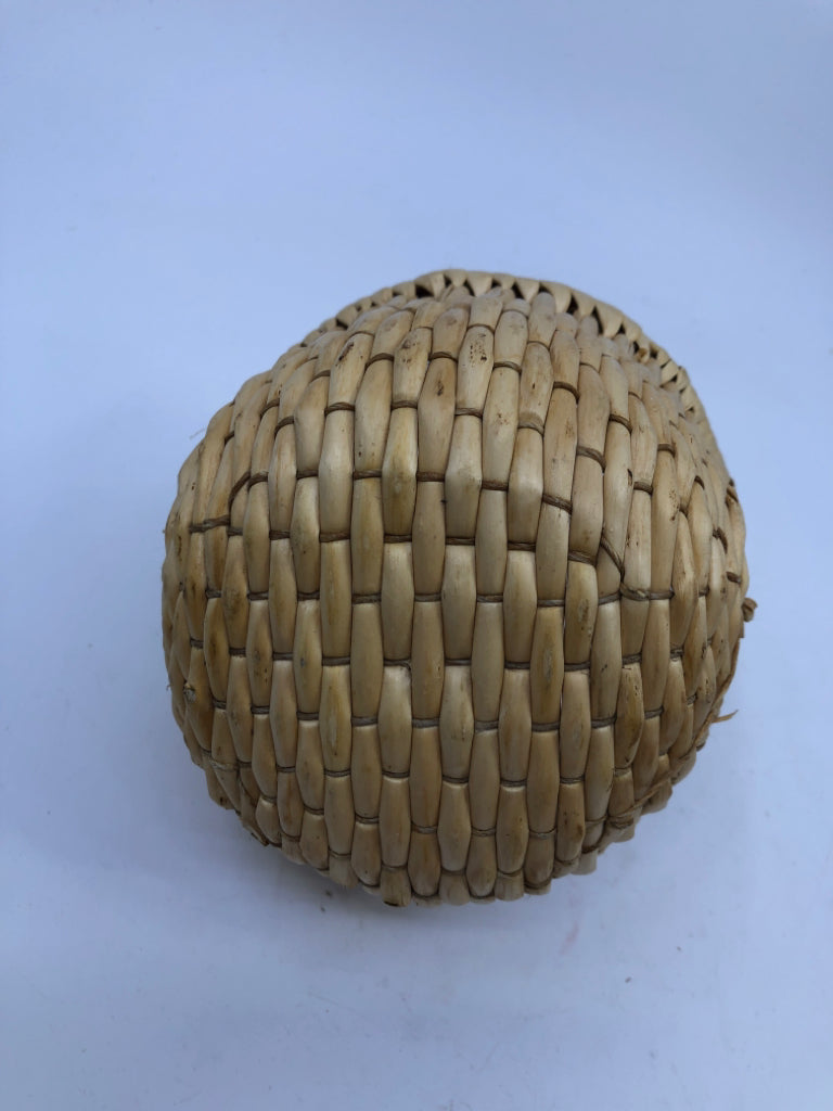 SMALL BLONDE TIGHT WOVEN BASKET.