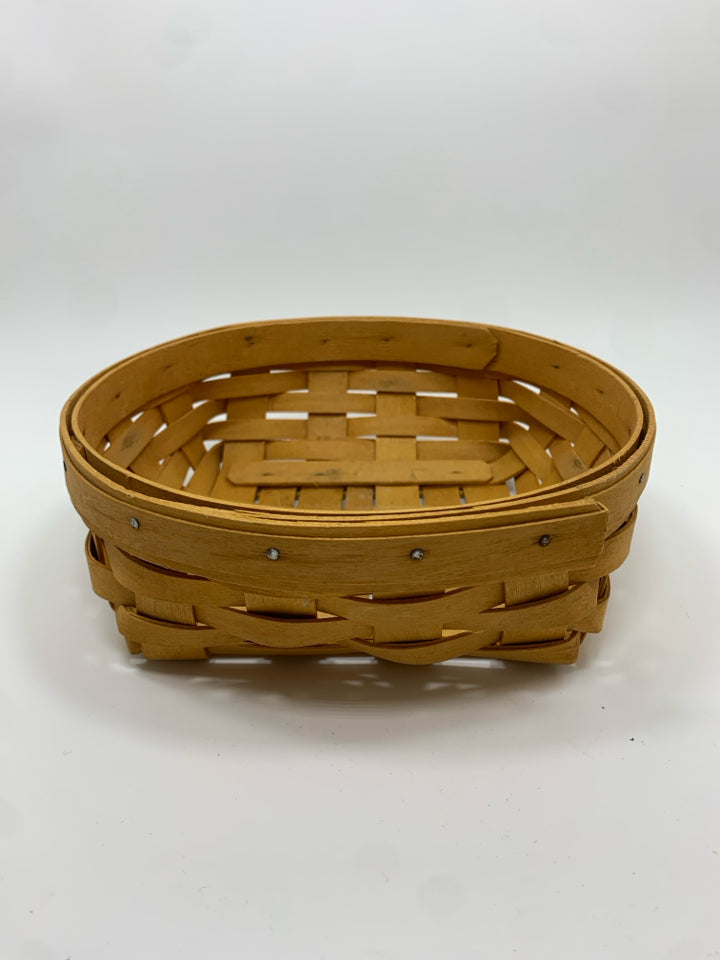 2001 ROUND SHALLOW BASKET.