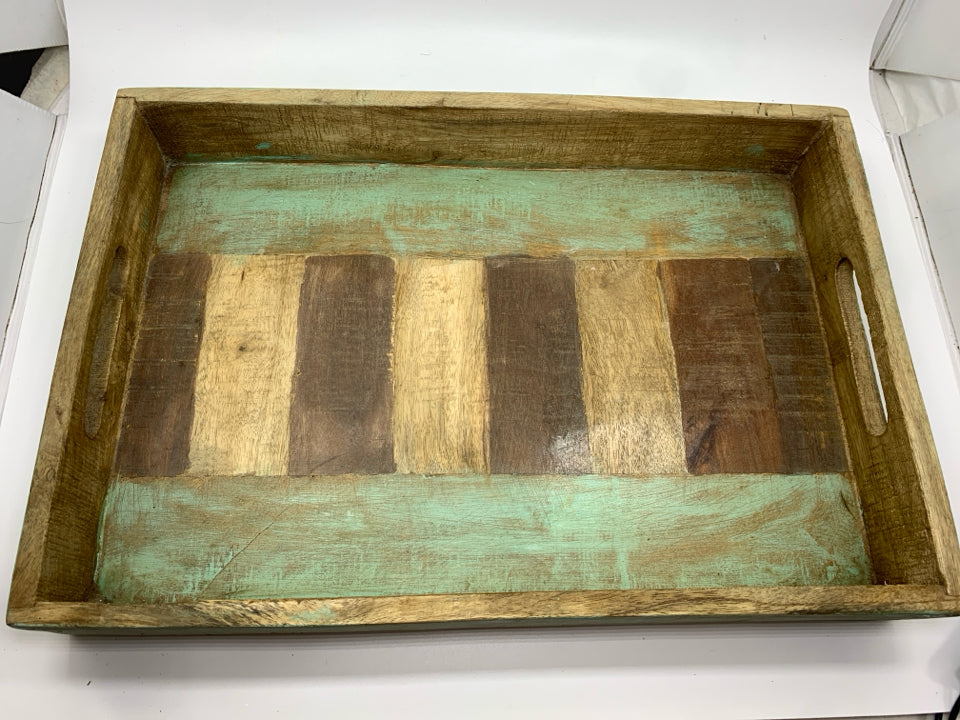 BLUE DISTRESSED WOOD TRAY.