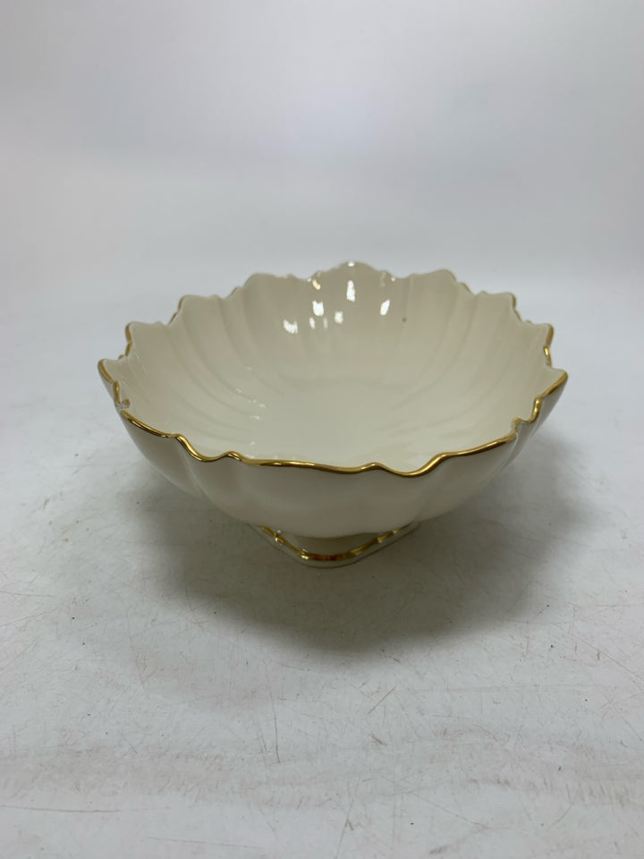 FOOTED OVAL CENTERPIECE BOWL W/ UNEVEN EDGES.