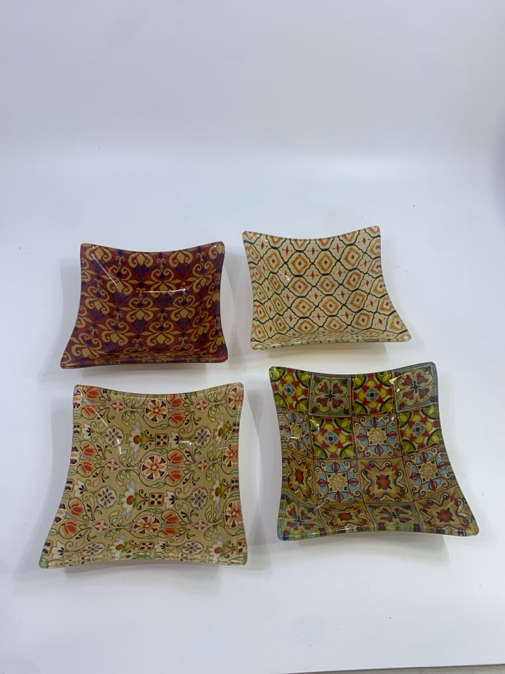 4 SQUARE GLASS DISHES W/GEOMETRIC PATTERNS.