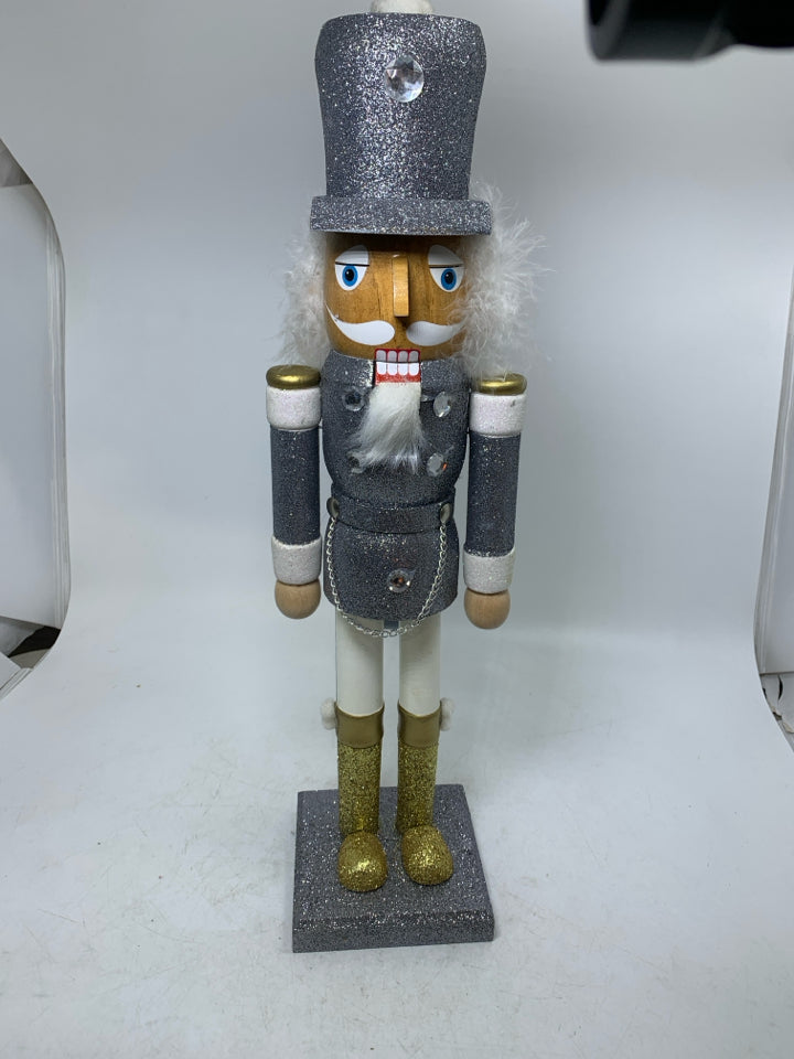 SILVER SPARKLE LARGE NUTCRACKER.