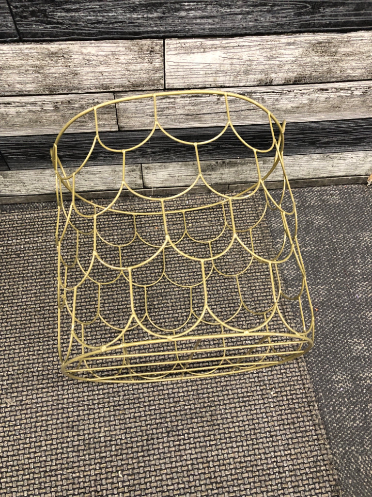 GOLD WIRE BASKET W/HANDLES.