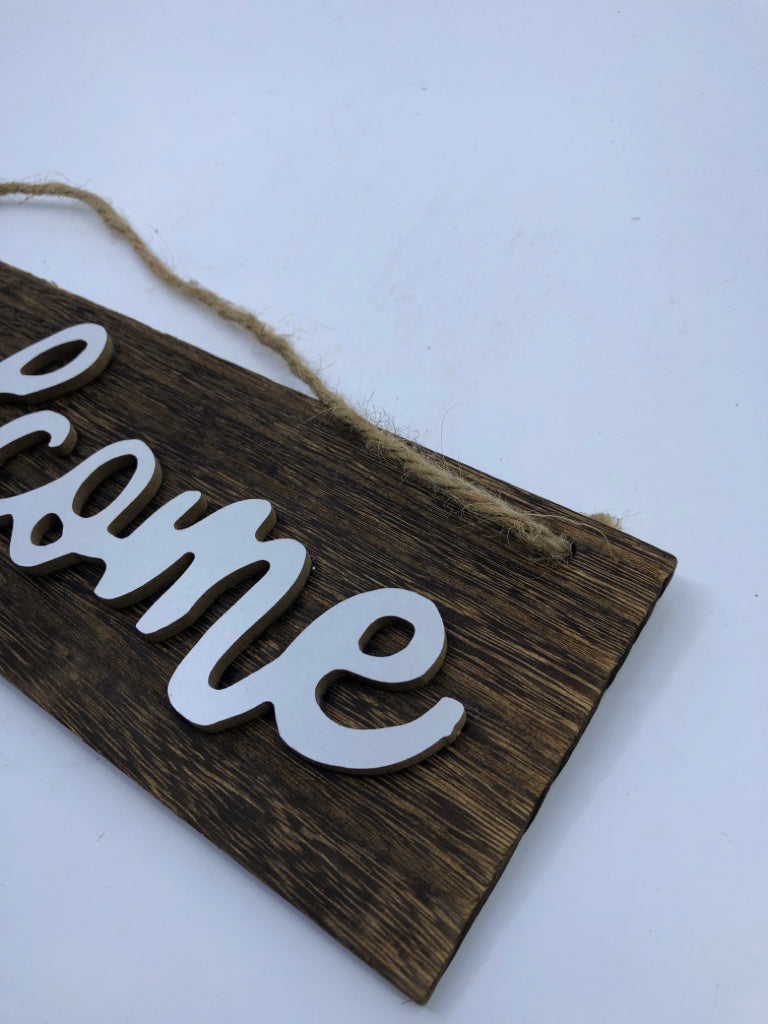 WELCOME WOOD BLOCK DOOR HANGING.