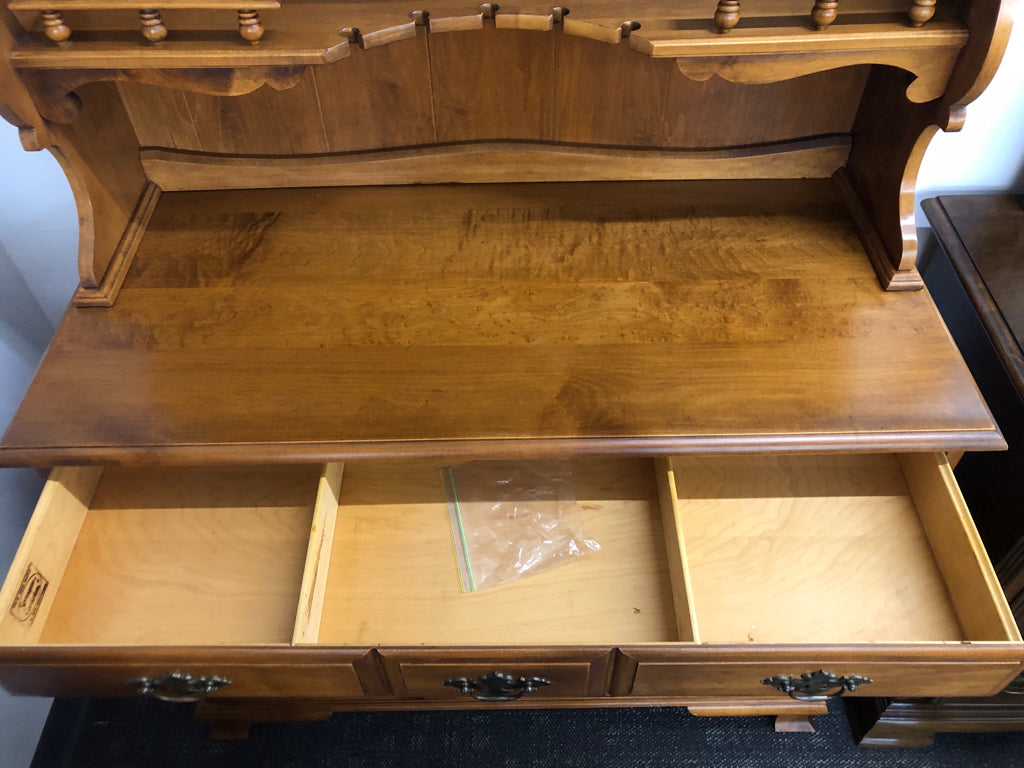 2PC VTG MAPLE BUFFET HUTCH.