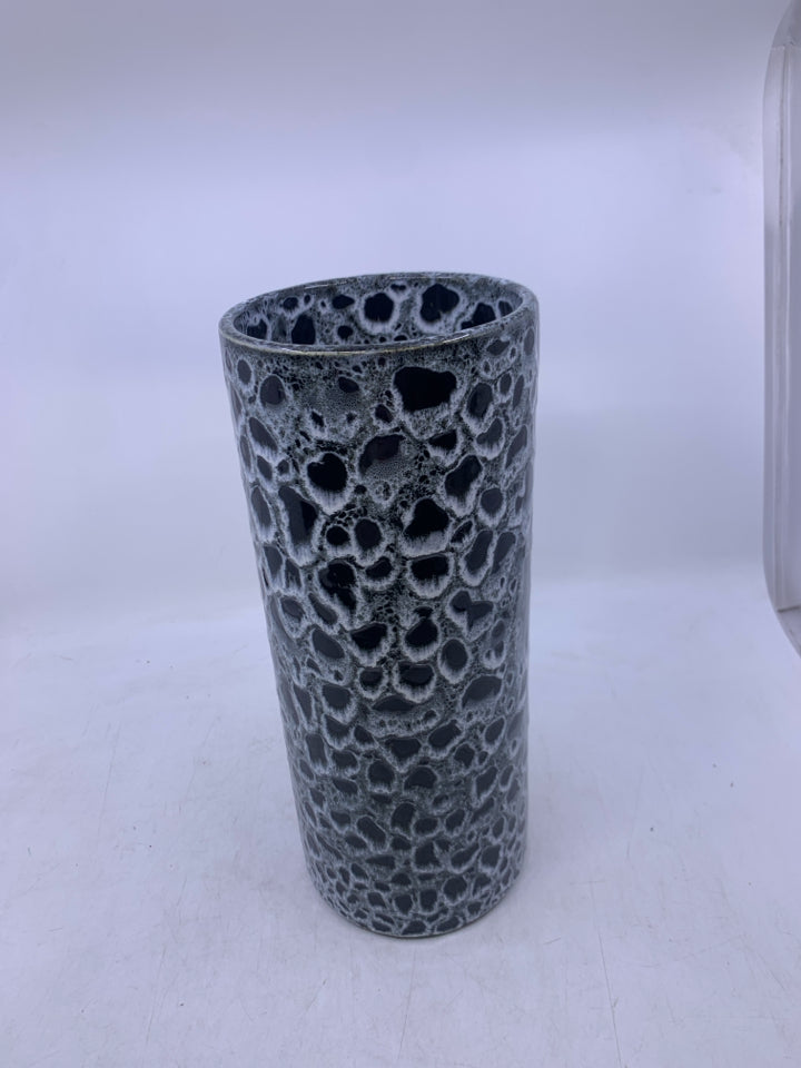 GREY BASE W/ DARK BLACK CIRCLES CYLINDER VASE.