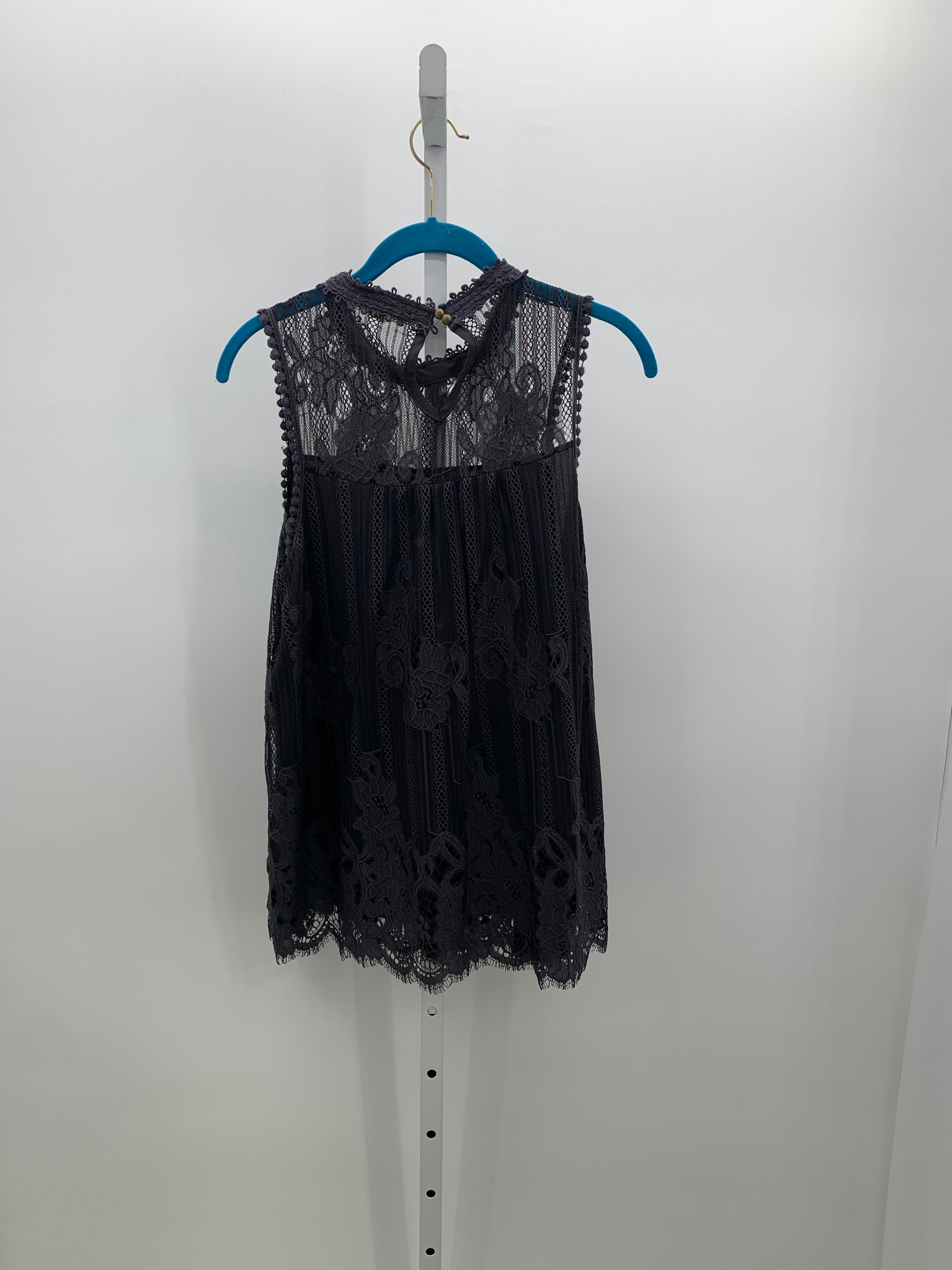 Taylor & Sage Size Medium Juniors Sleeveless Shirt