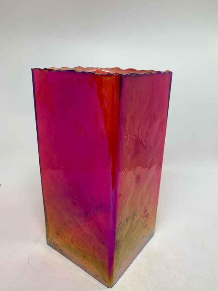 RED SQUARE GLASS VASE.