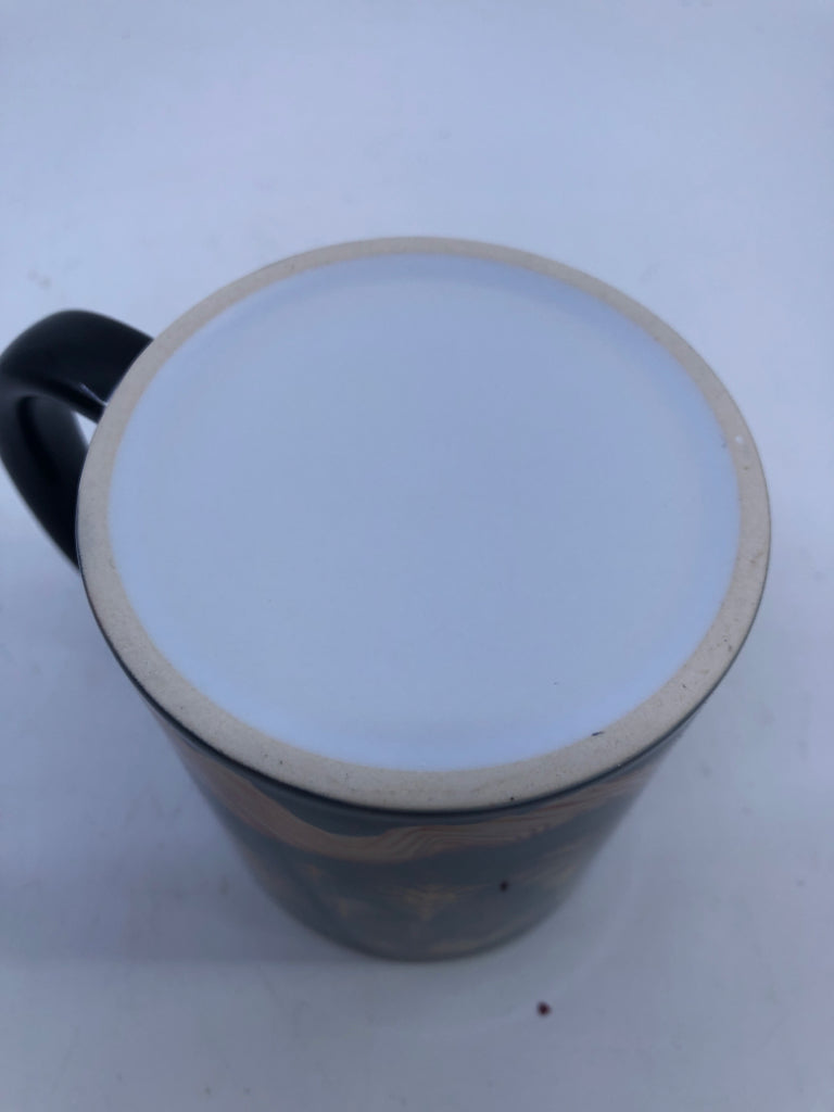 MOUNTAINS AND TREE MUG.