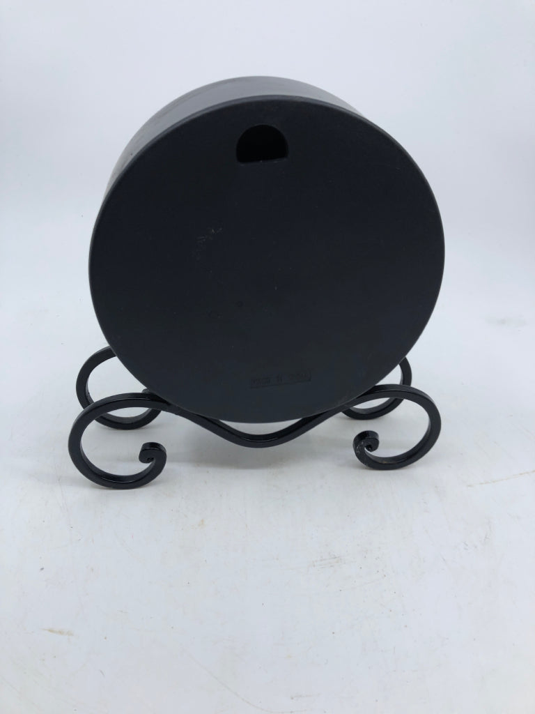 METAL BLACK SCROLL FOOTED CLOCK W/ GOLD DETAILS.