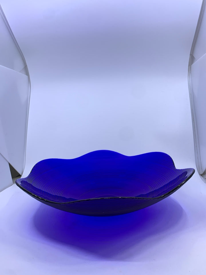 VTG LARGE COBALT BLUE FLOWER SHAPED BOWL.