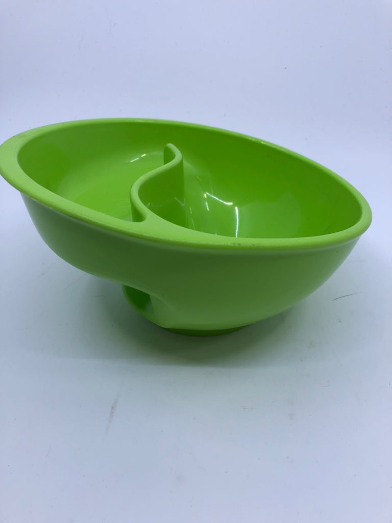 2 GREEN & RED KIDS BOWLS WITH SPOONS.