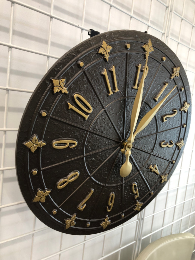 BROWN FRONTGATE METAL CLOCK.