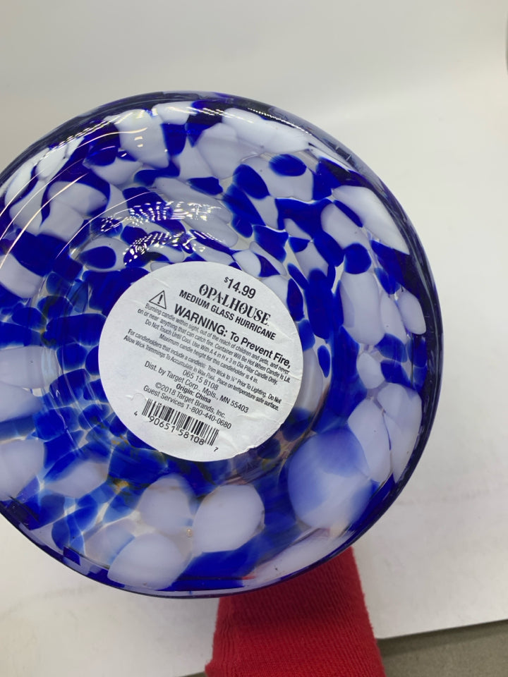 BLUE/WHITE SPOTTED HURRICANE CANDLE HOLDER.