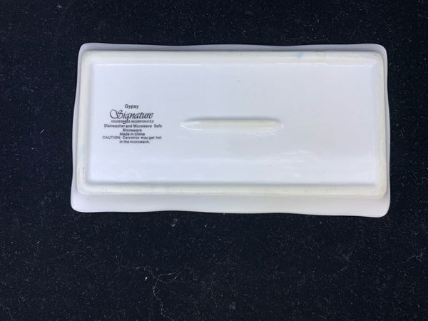 WHITE PAINTED RECTANGLE TRAY.