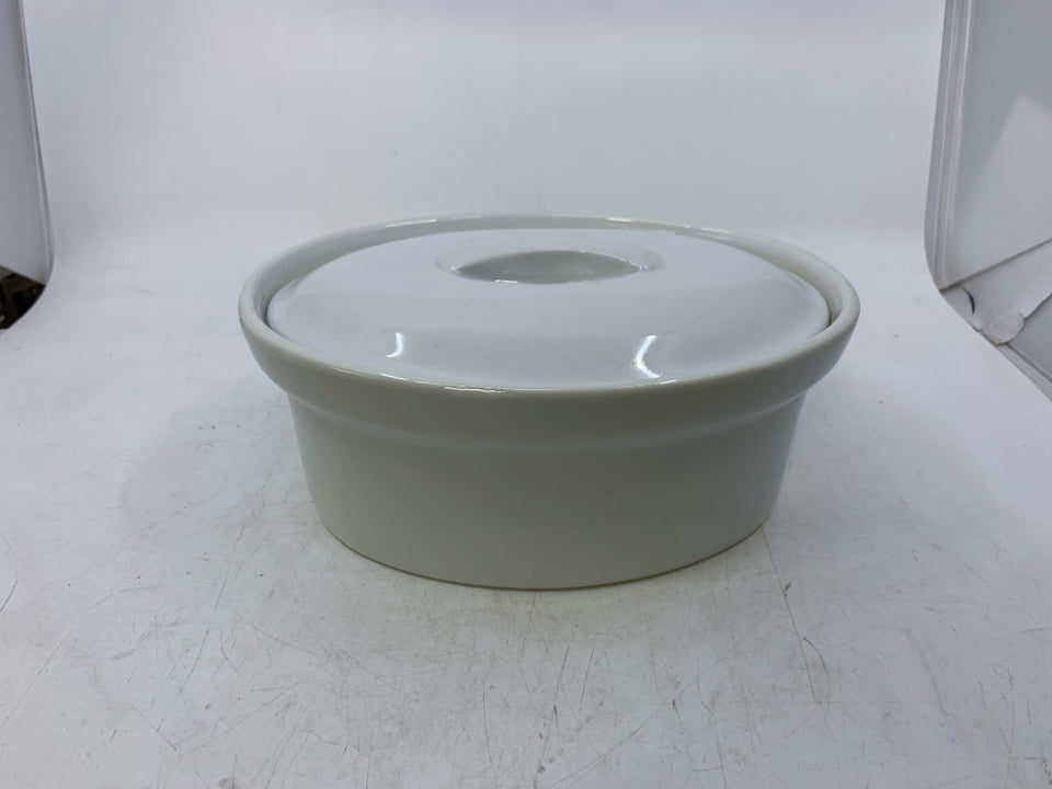 OVAL WHITE BAKING DISH W/ COVER.